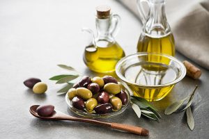 از روغن زیتون اصل یک لیتری در صنعت صابون سازی استفاده می کنند