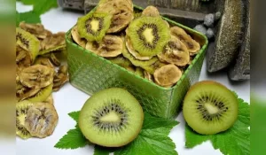 خرید جدیدترین انواع کیوی خشک با پوست با قیمت مناسب