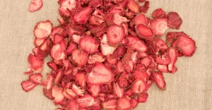 قیمت خرید خواص توت فرنگی خشک + طرز تهیه