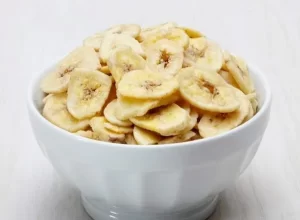 قیمت خرید موز خشک پفکی + خواص، معایب و مزایا