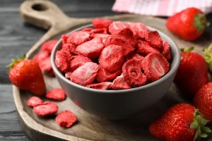 قیمت توت فرنگی خشک شده پفکی میان‌وعده‌ای سالم، خوش‌طعم و پرطرفدار