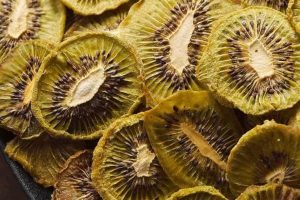 خرید کیوی خشک با پوست میان وعده ای مقوی برای سبک زندگی سالم